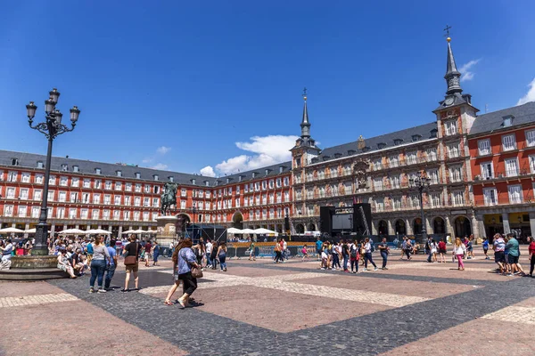 MADRID; ESPANHA JUNHO 3: Turistas visitam Plaza Mayor — Fotografia de Stock