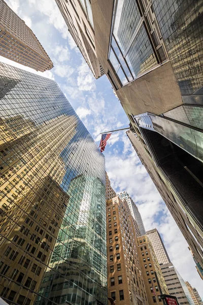 Manhattan Skysrapers Low Angle view with USA Flag in the middle — Stock Photo, Image