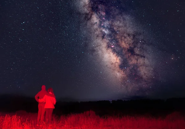 Couple looking at the milky way — Stock Photo, Image