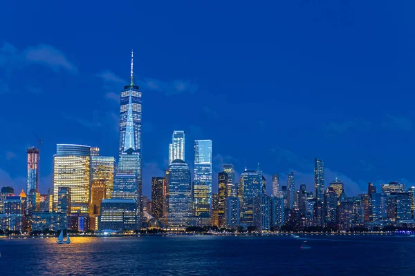 Manhattan siluetinin mavi saatte, Nyc, ABD daha düşük. — Stok fotoğraf