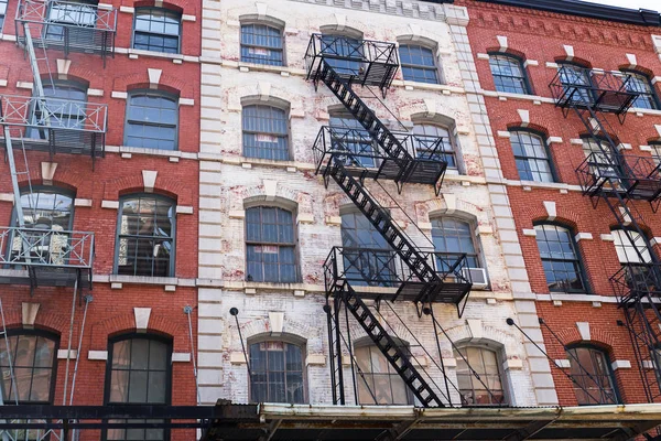 Casas antigas típicas com escadas de fachada em TRibeca, NYC, EUA — Fotografia de Stock