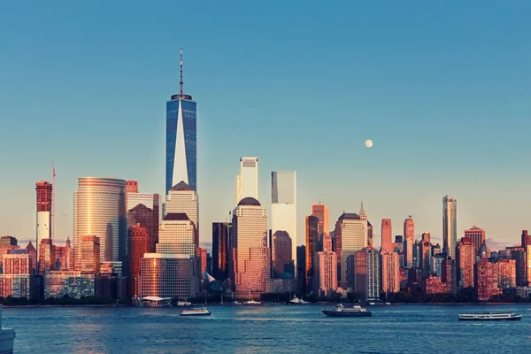 Lower Manhattan Skyline y la luna subiendo a la hora dorada, Nueva York, EE.UU. —  Fotos de Stock