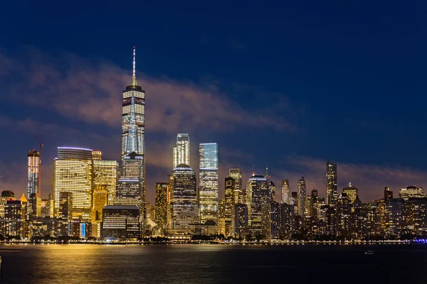 Lower Manhattan Skyline por la noche, Nueva York, Estados Unidos —  Fotos de Stock