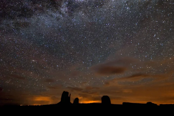A Via Láctea sobre Monument Valley — Fotografia de Stock