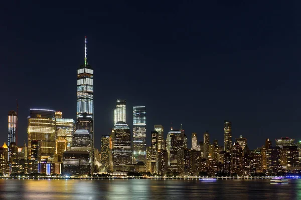 Lower Manhattan Skyline por la noche, Nueva York, Estados Unidos — Foto de Stock