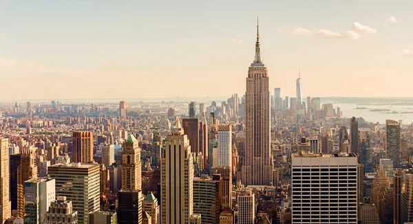 Manhattan Midtown Skyline con rascacielos iluminados al atardecer —  Fotos de Stock