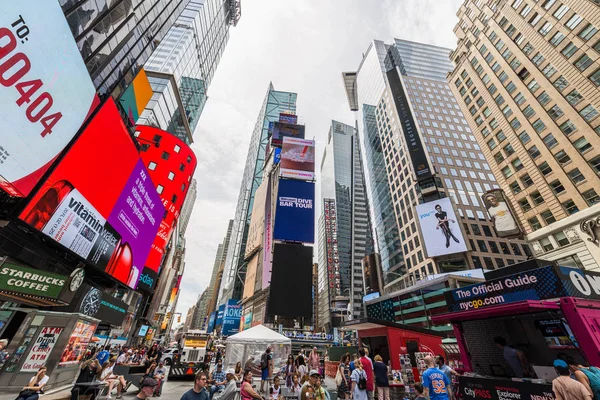 NUEVA YORK, EE.UU. - 6 de agosto de 2017: Times Square, un turista muy concurrido — Foto de Stock
