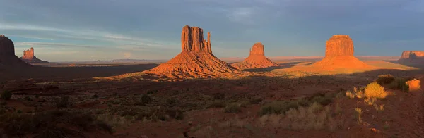 Πανόραμα της Monument Valley στο ηλιοβασίλεμα — Φωτογραφία Αρχείου