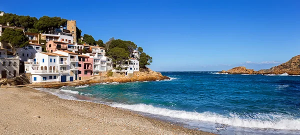 Panoramaudsigt over Sa Tuna, en fiskerlandsby i Costa Brava - Stock-foto