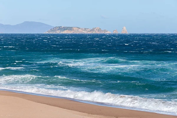 Vista a distanza delle isole Medes riserva marina vista da una b sabbiosa — Foto Stock
