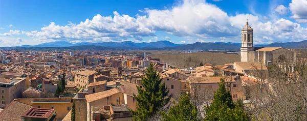 Vista aérea panorâmica de Girona e da catedral, Catalunha, Espanha — Fotografia de Stock