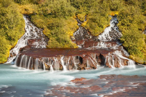 Kilátás a színes Hraunfossar vízesés, Izland — Stock Fotó