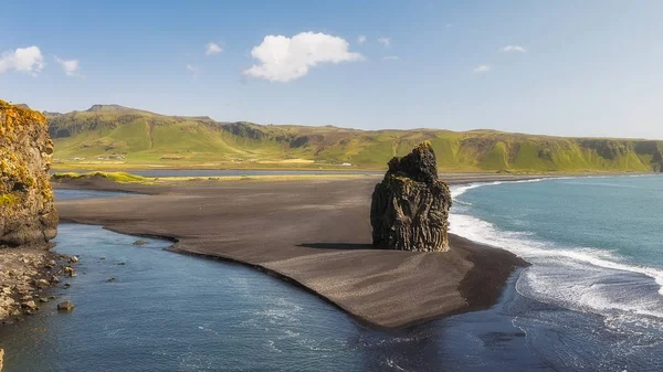 Wybitny Sea Stack Kirkjufjara Beach, Islandia — Zdjęcie stockowe