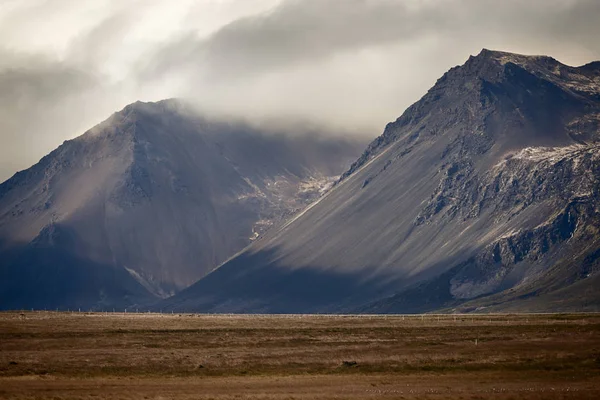 Dramática vista nublada de la montaña en Islandia —  Fotos de Stock