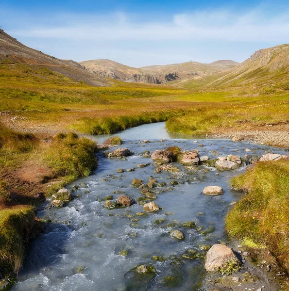 Rivière traversant la région des sources thermales de Reykjadalur en Islande — Photo