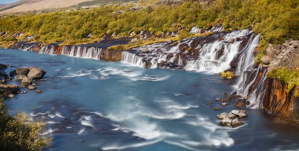 Kilátás a színes Hraunfossar vízesés, Izland — Stock Fotó