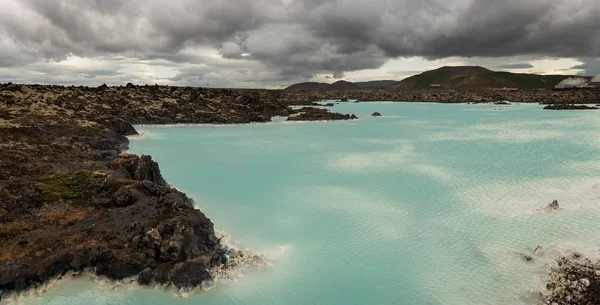 Cielo nuvoloso sopra la laguna blu, Islanda — Foto Stock