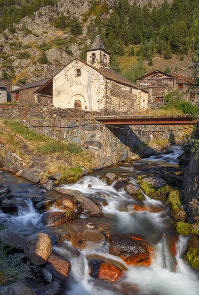 Creek e igreja na aldeia abandonada de Tor, Pireno catalão — Fotografia de Stock