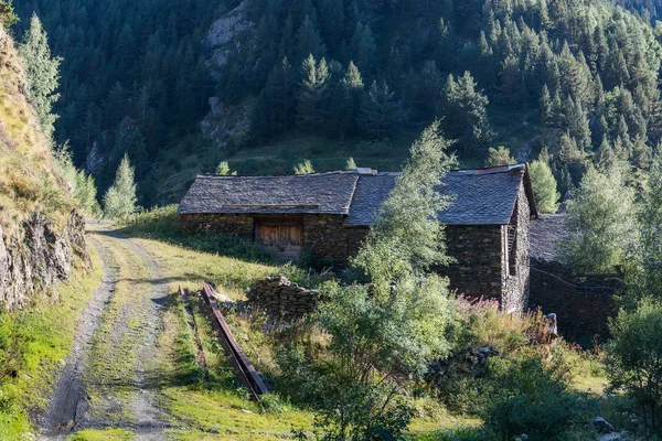 Az elhagyott falu Tor, katalán Pireneusok — Stock Fotó