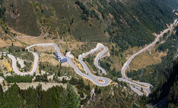 Kurvenreiche Straße bei Port de la Bonaigua, katalanischen Pyrenäen — Stockfoto