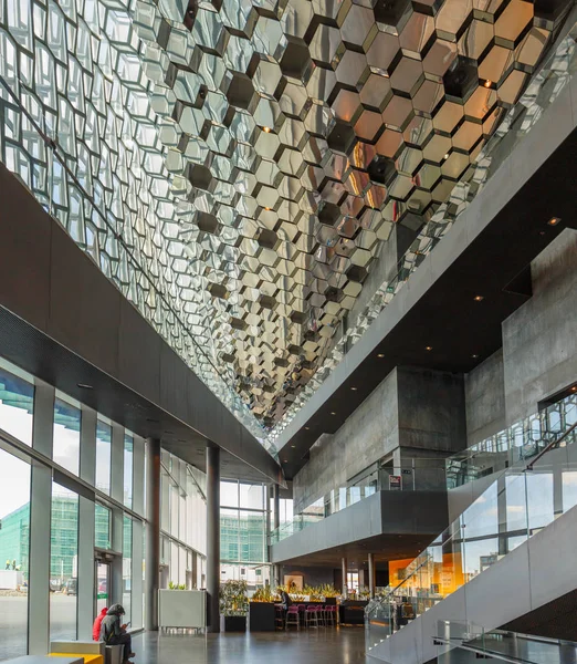 Reykjavik, IJsland 13 augustus: Interieur van Harpa, Concertzaal en Conferentiecentrum. — Stockfoto