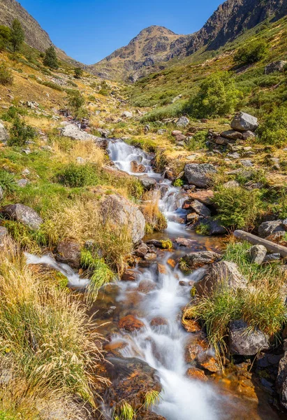 Creek fluyendo hacia abajo en un paisaje de montaña — Foto de Stock