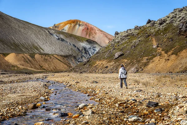 Landmannalaugar, İzlanda 'da Yürüyen Kadın — Stok fotoğraf