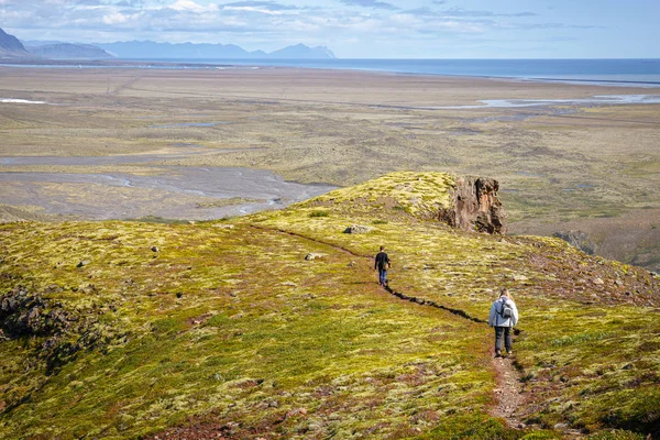 Vandrare vandrar på Island över ett vackert landskap — Stockfoto