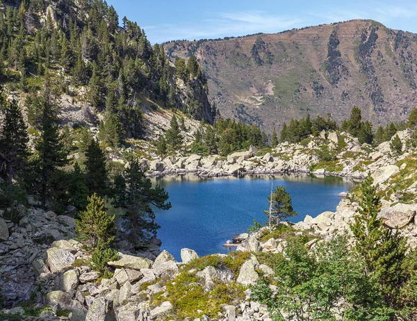 Estany petit, ein Bergsee bei Bonaigua im katalanischen Pyrenäen — Stockfoto