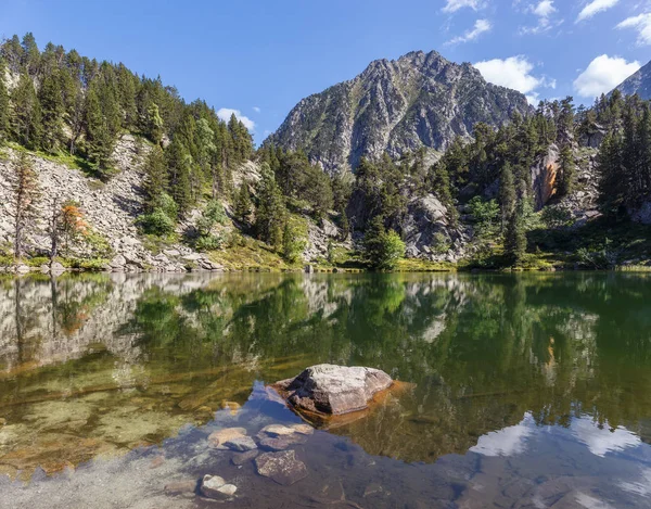 Mountain Lake Reflection in the Pyrenees — Stock Photo, Image