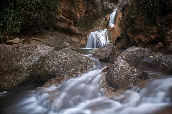 Waterval en natuurlijk zwembad Niu de l 'Aliga in Alcover, Catalonië — Stockfoto