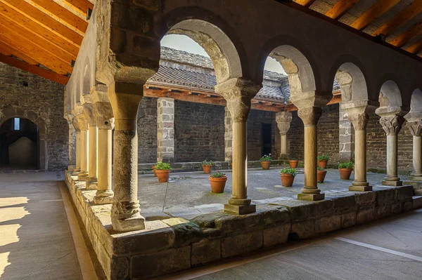 Cloister of the 11th Century Romanesque  style Benedictine Monas — 스톡 사진