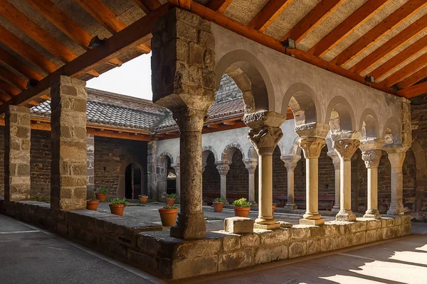 Cloister of the 11th Century Romanesque  style Benedictine Monas — Stock Photo, Image