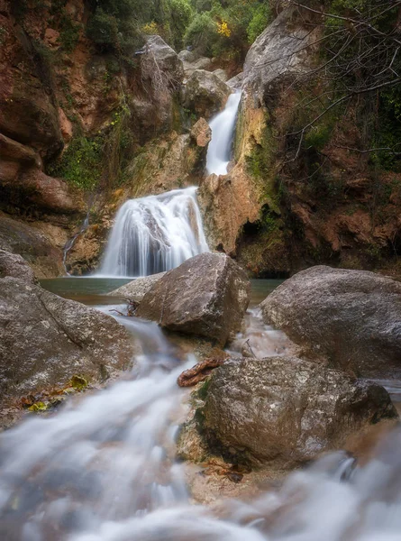 Waterval en natuurlijk zwembad Niu de l 'Aliga in Alcover, Catalonië — Stockfoto