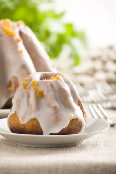 Wielkanocne Ciasto Lukier Pomarańczowy Huk Blured Widły Ciasto Catkins Tle — Zdjęcie stockowe