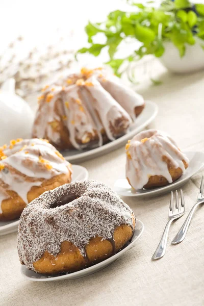 Gâteau Pâques Avec Glaçage Sur Écorce Orange Fourchettes Bleues Gâteau — Photo