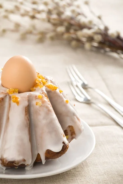 Pastel Pascua Con Glaseado Plato Blanco Calabazas Azuladas Tomates Hojas Fotos De Stock