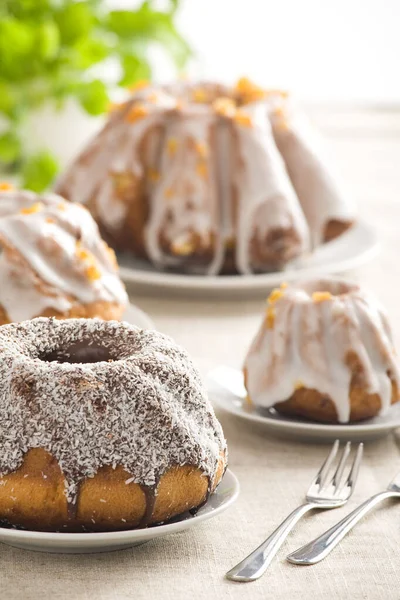 Pastel Pascua Con Glaseado Sobre Peal Naranja Horquillas Azuladas Pastel Imágenes De Stock Sin Royalties Gratis