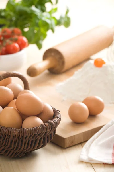 Huevos Pastelería Harina Con Yema Parte Superior Dos Alfileres Tomates Imagen De Stock