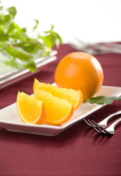 Frische Orangen Auf Einem Teller — Stockfoto