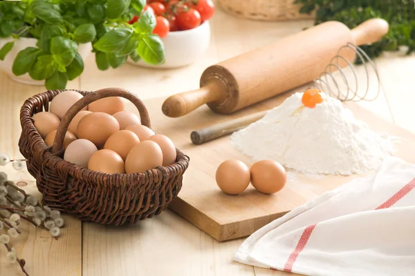 Eier Auf Backblech Mehl Mit Eigelb Darüber Zwei Nudelnadeln Tomaten — Stockfoto