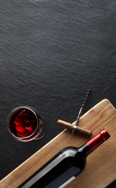 Tahtada Şarap Şişesi Şarap Kadehi Var — Stok fotoğraf