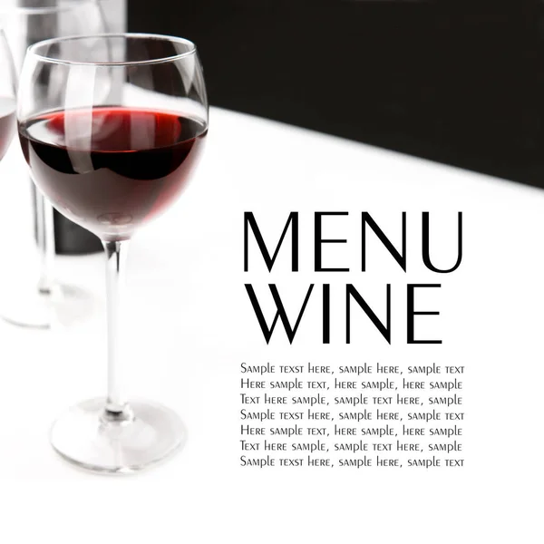 Rotweingläser Auf Weißem Tischtuch Raum Für Text Isoliert Auf Weiß — Stockfoto
