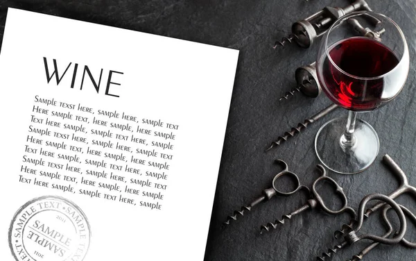 Lahvička Víno Vývrtka Víno Tmavém Pozadí — Stock fotografie