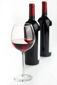 Sklenice červeného vína na bílém pozadí - izolované