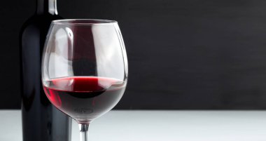 Koyu arkaplanda kırmızı şarap - cam