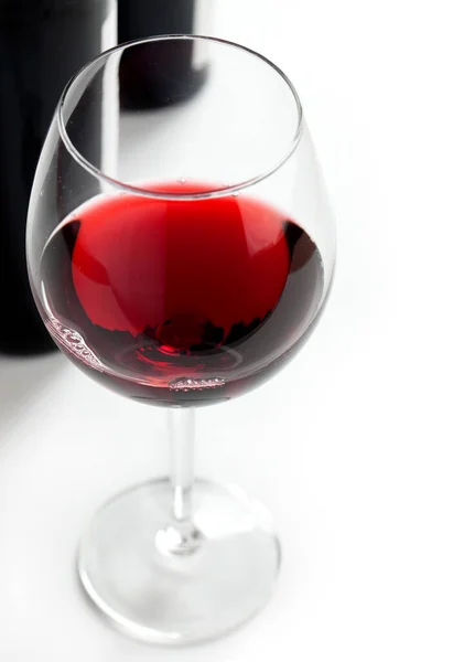 Rotwein Auf Weißem Hintergrund Isoliert — Stockfoto