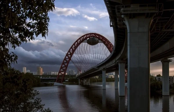 Köprü. Aşağıdan görüntüle