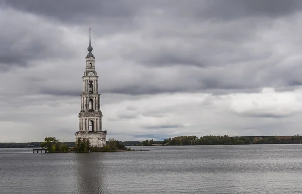 Sular altında Manastırı çan kulesi — Stok fotoğraf