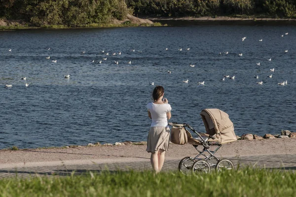 Bebek arabalı bir kadın.